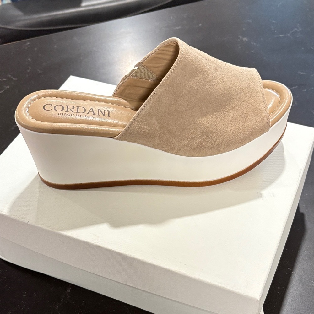 NEW Cordani Beige Platform Slides